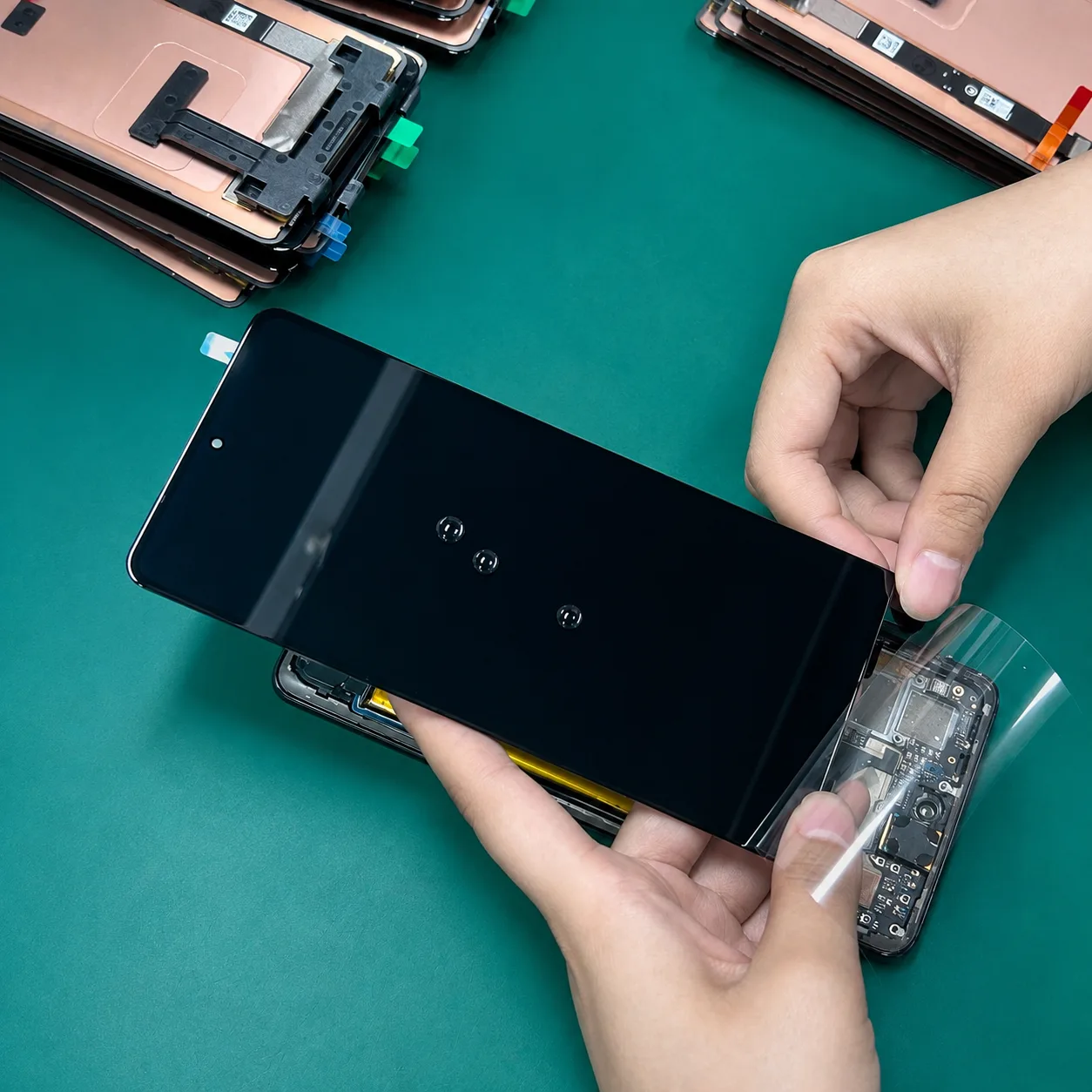 Inspeção final de encaixe e compatibilidade de peças para celular